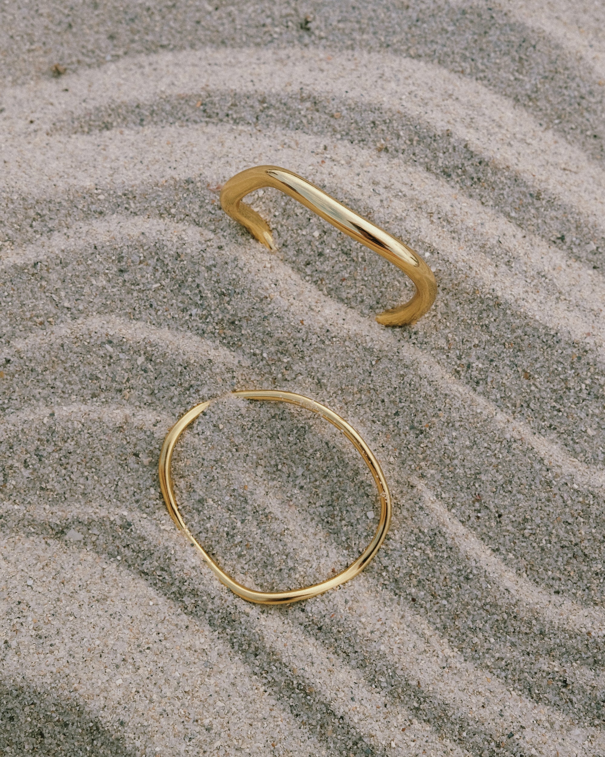 IT COMES IN WAVES BANGLE SET