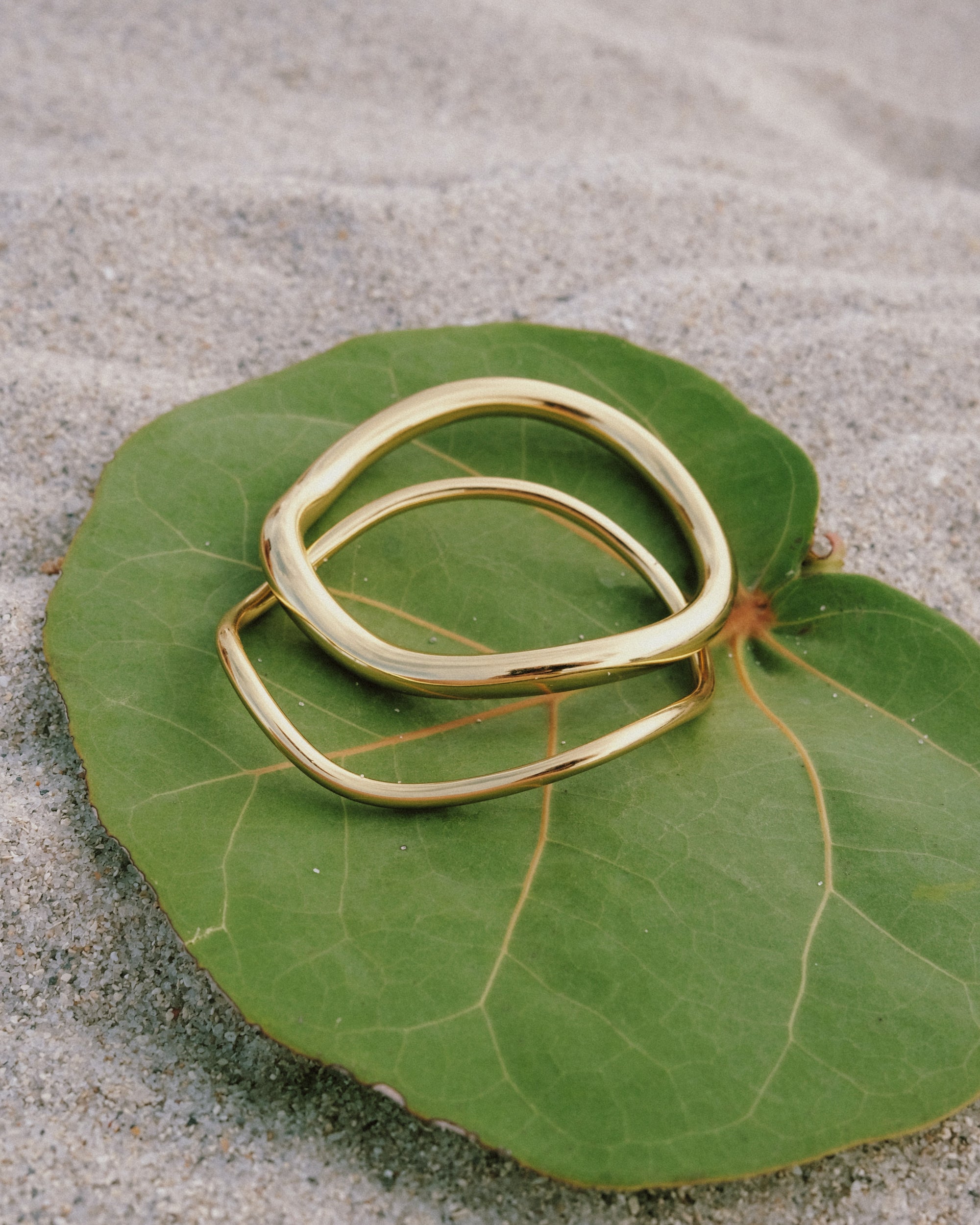 IT COMES IN WAVES BANGLE SET