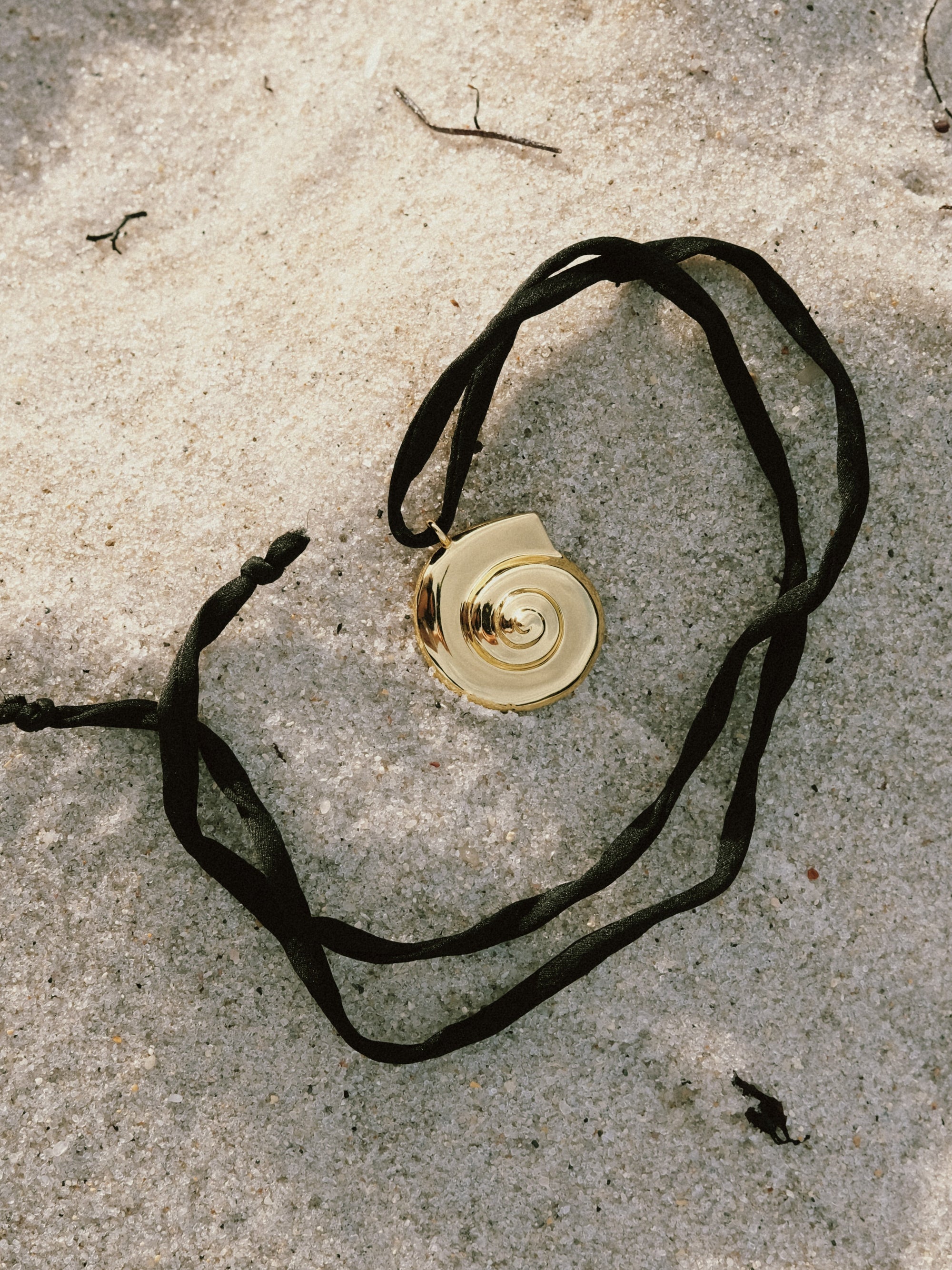 SPIRALING INWARDS PENDANT